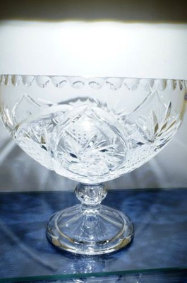 Kryształowa misa na nodze